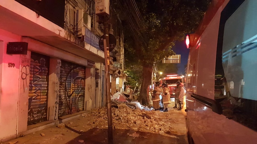 Marquise caiu na calçada da lanchonete neste domingo (9) — Foto: Patrícia Albuquerque/G1