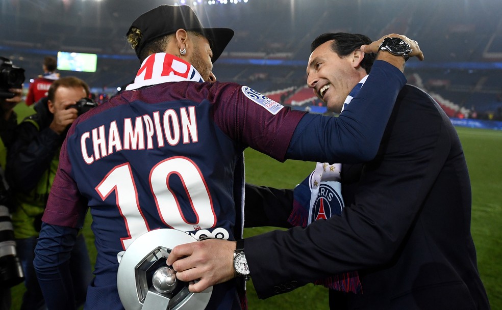 Neymar e Unai Emery na conquista do título francês em 2018 — Foto: Franck Fife/AFP