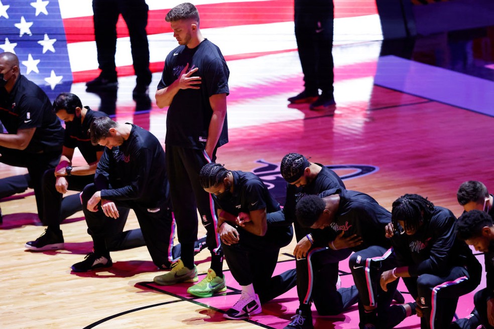 Meyers Leonard fica de pé durante protesto das equipes de Celtics e Heat — Foto: Michael Reaves/Getty Images