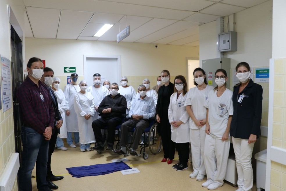 Alceu e Honorino foram aplaudidos pelos profissionais do Hospital ão Vicente de Paulo, de Passo Fundo — Foto: Scheila Zang/Hospital São Vicente de Paulo