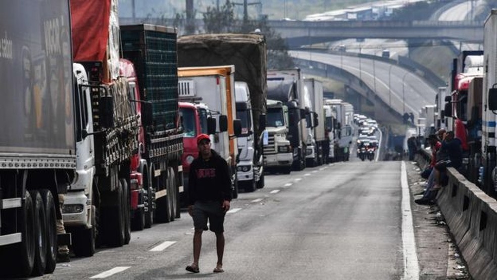 Caminhoneiros bloqueiam a rodovia Regis Bittencourt, na região metropolitana de São Paulo: comércio sofreu impactos, diz IBGE (Foto: Getty Images)
