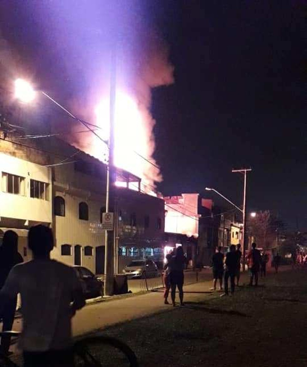 Incêndio destrói dois comércios em Cubatão, SP | Santos e ...