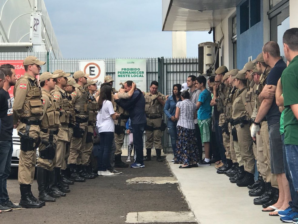 Chegada do sargento Marcos Paulo em Chapecó: ele foi recebido por familiares e colegas da corporação (Foto: Valeska Lippel/NSC TV)