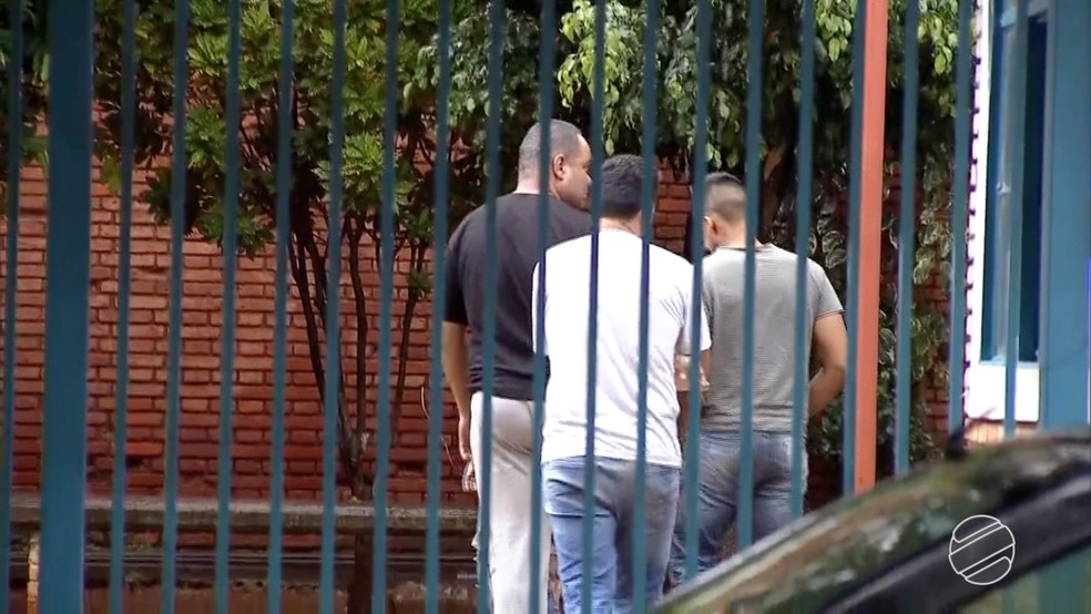Sargento e cabo voltando ao presídio militar, em Campo Grande (MS), depois da audiência de custódia (Foto: Reprodução/TV Morena)