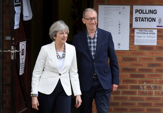 Theresa May votou ao lado do marido (Foto: Toby Melville/Reuters)