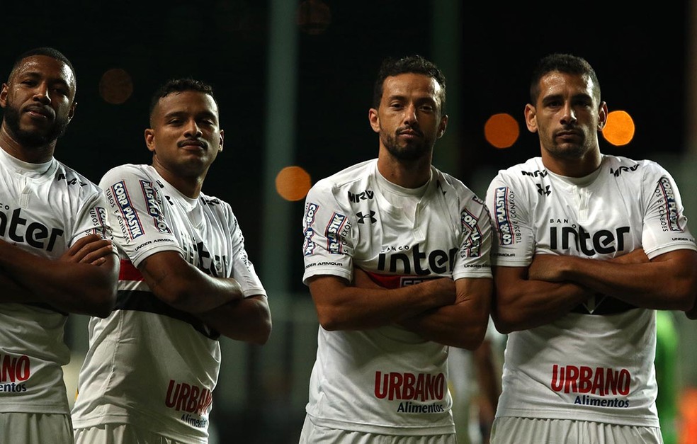 Jucilei, Reinaldo, Nenê e Diego Souza após o primeiro gol do São Paulo em BH (Foto: Rubens Chiri / Sãopaulofc.net)