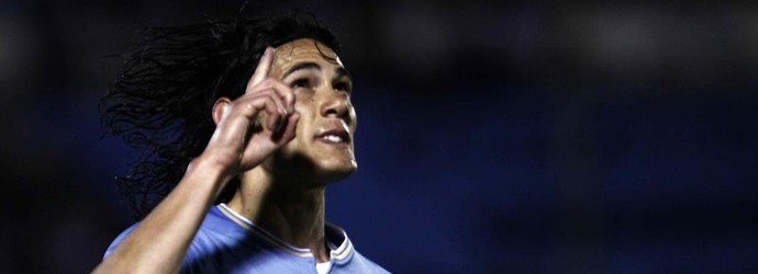 Cavani comemora gol contra a Guatemala (Foto: EFE/Hugo Ortuño)