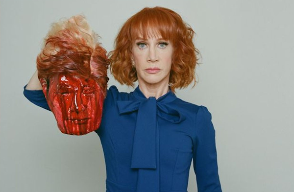 A comediante Kathy Griffin com a cabeça decaptada de Donald Trump (Foto: Reprodução)