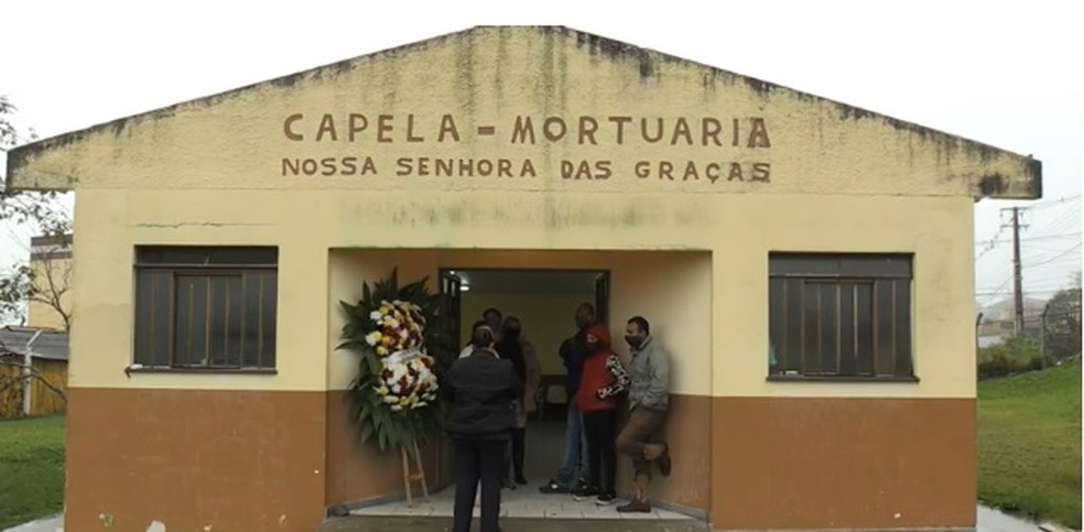 Corpo foi velado com o caixão aberto, em Ponta Grossa, após uma confusão no atestado de óbito  — Foto: Reprodução/RPC