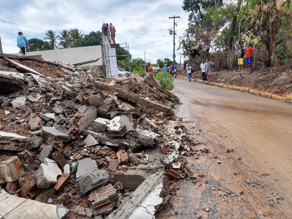 Muro desabou sobre carro no bairro Guarapes, em Natal — Foto: Lucas Cortez/Inter TV Cabugi