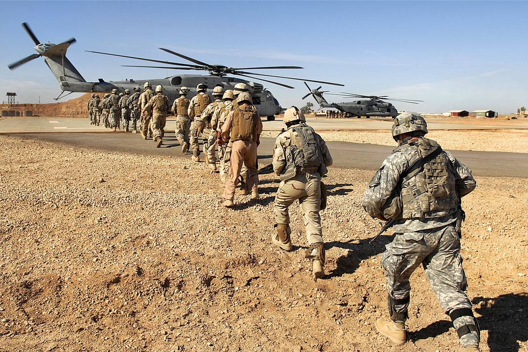 Exercício de treinamento conjunto entre militares dos Estados Unidos e do Iraque perto de Ramadi em novembro de 2009. Na época, o EI havia declarado a cidade como a sua capital (Foto: The U.S. Army)