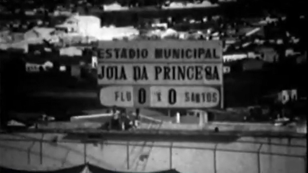 Partida entre Santos e Fluminense de Feira registrou bom público no Joia da Princesa — Foto: Reprodução/TV Subaé