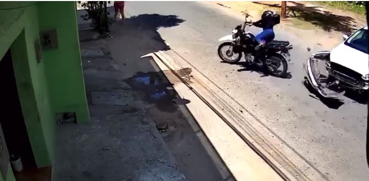 Motociclista fica ferida ao colidir com carro em rua de Camocim, no Ceará