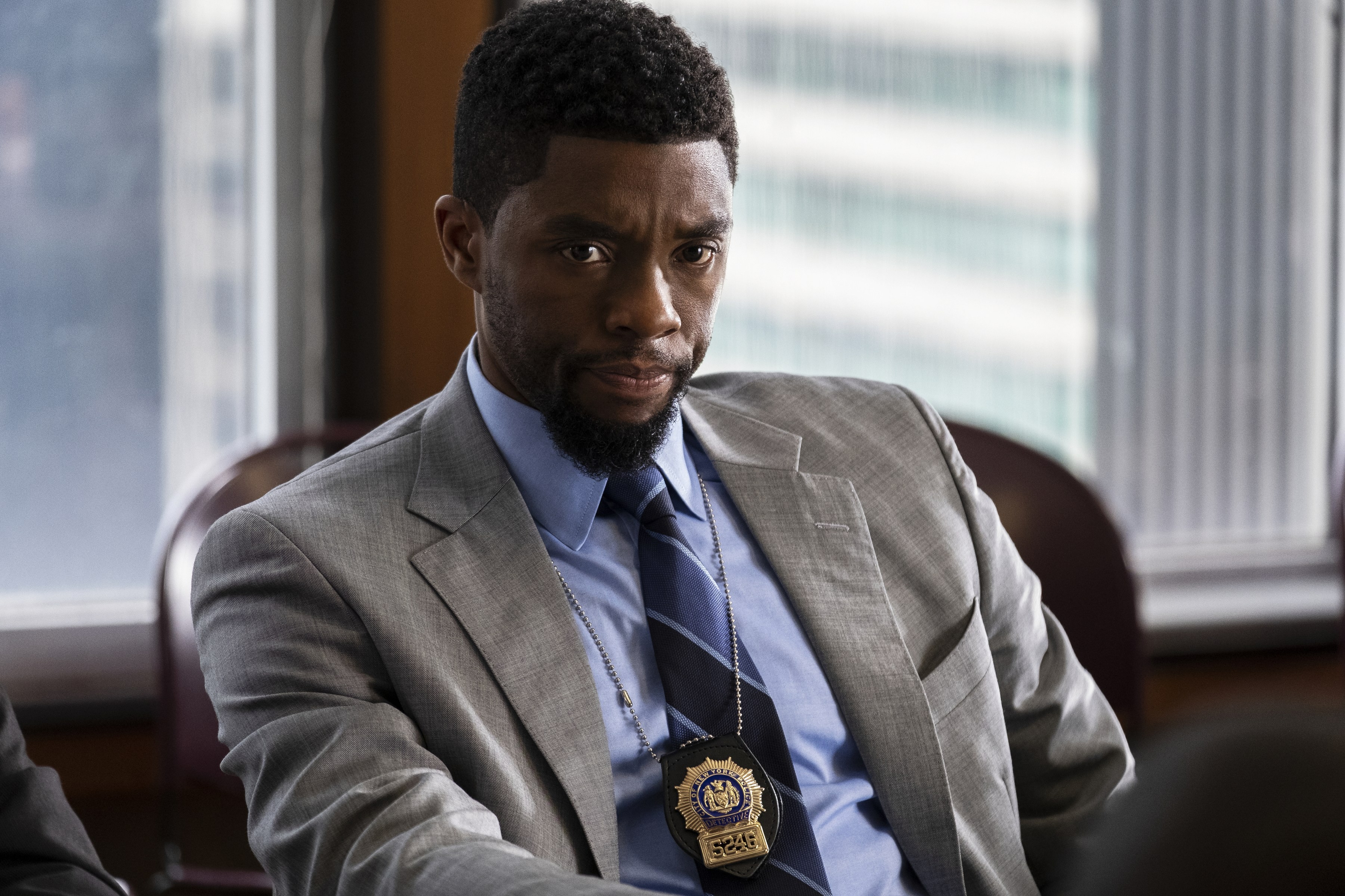 O ator Chadwick Boseman vive um policial no filme 'Crime Sem Saída' (Foto: Reprodução)