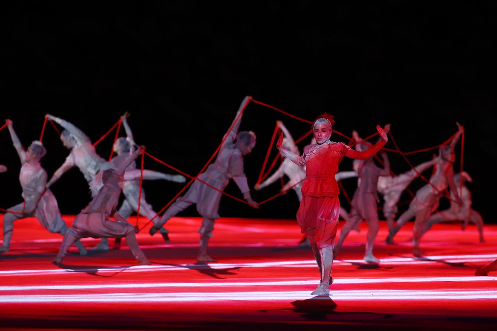 Artistas dançam durante a cerimônia de abertura dos Jogos Olímpicos de Tóquio, no Japão — Foto: Stefan Wermuth/Reuters