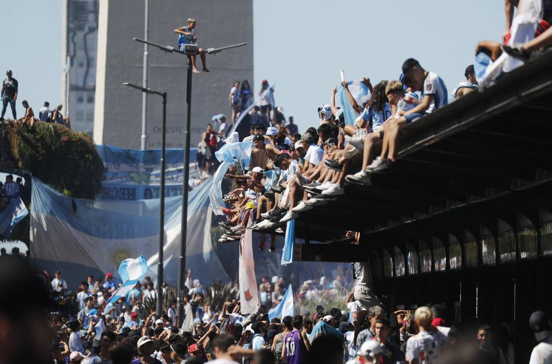 Torcida da Argentina no Obelisco na festa do tri da Copa do Mundo