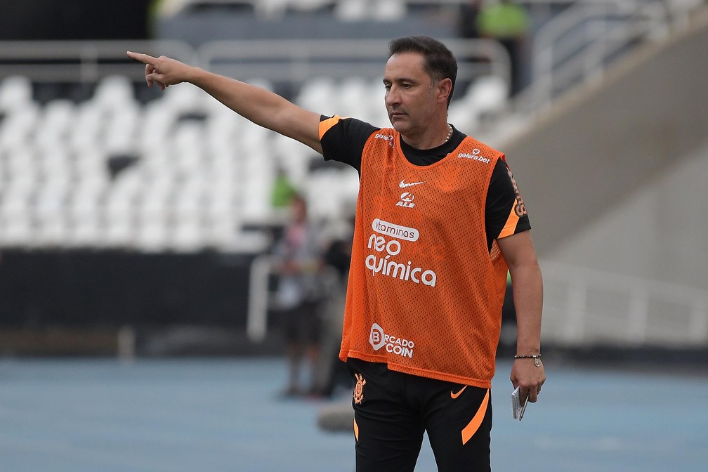 Vítor Pereira explica mudanças na equipe e afirma que Corinthians deu resposta à torcida