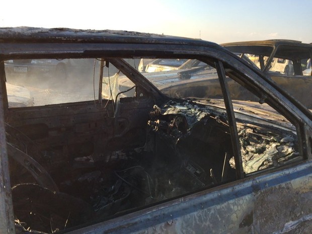 Carros queimados seriam leiloados (Foto: Ewerton Vignolli / TV TEM)