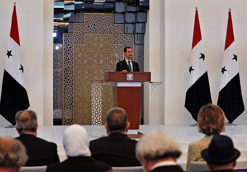 Em uma foto de divulgação da presidência da Síria, Bashar Al-Assad discursa na cerimônia de posse para seu quarto mandato. — Foto: Página do Facebook da Presidência síria/AFP