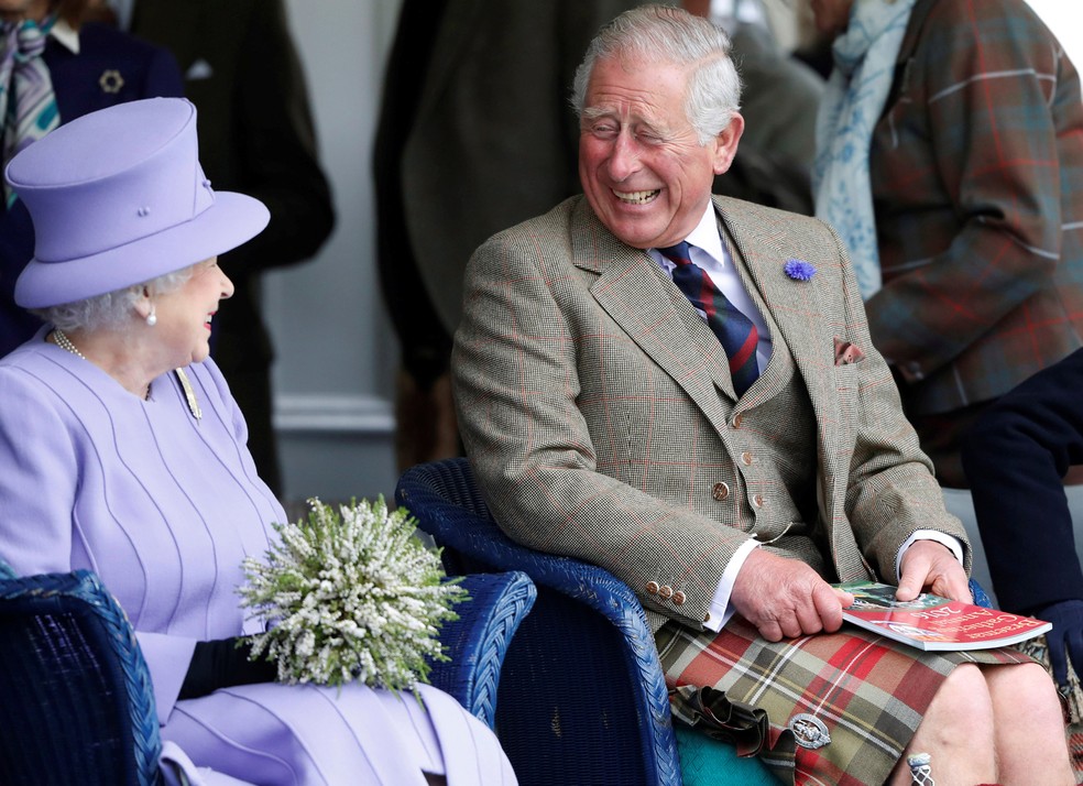 Príncipe Charles com a rainha Elizabeth II — Foto: Russell Cheyne / Reuters