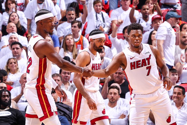 Jimmy Butler e seus companheiros de Miami Heat (Foto: Reprodução/Twitter)