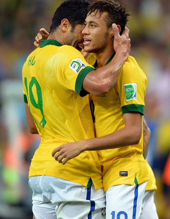 Hulk e Neymar se abraçam (Foto: Getty Images)