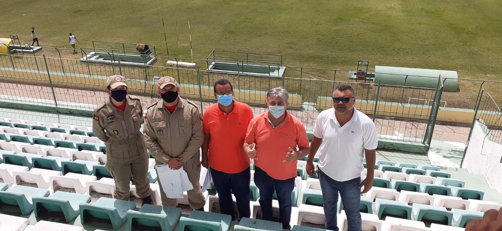 Com a presença de Aldeone Abrantes, a vistoria  foi realizada pelo Corpo de Bombeiros na manhã desta quarta-feira no Estádio Marizão, em Sousa — Foto: Divulgação / Sousa