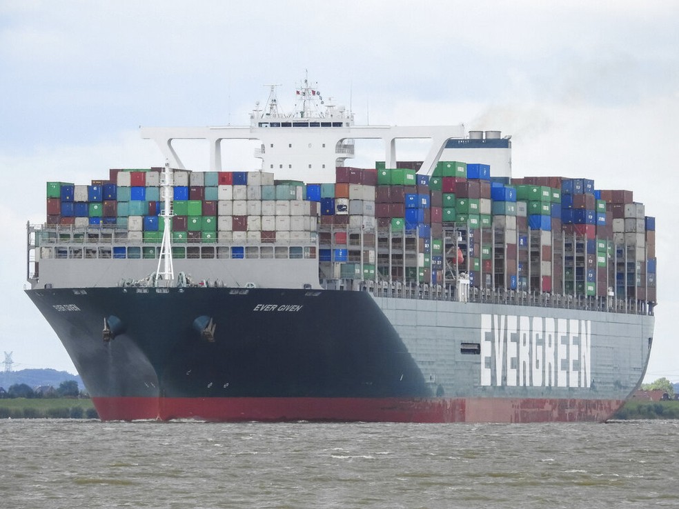 Foto do cargueiro Ever Given, que encalhou no Canal de Suez — Foto: Axel Rutte/AP