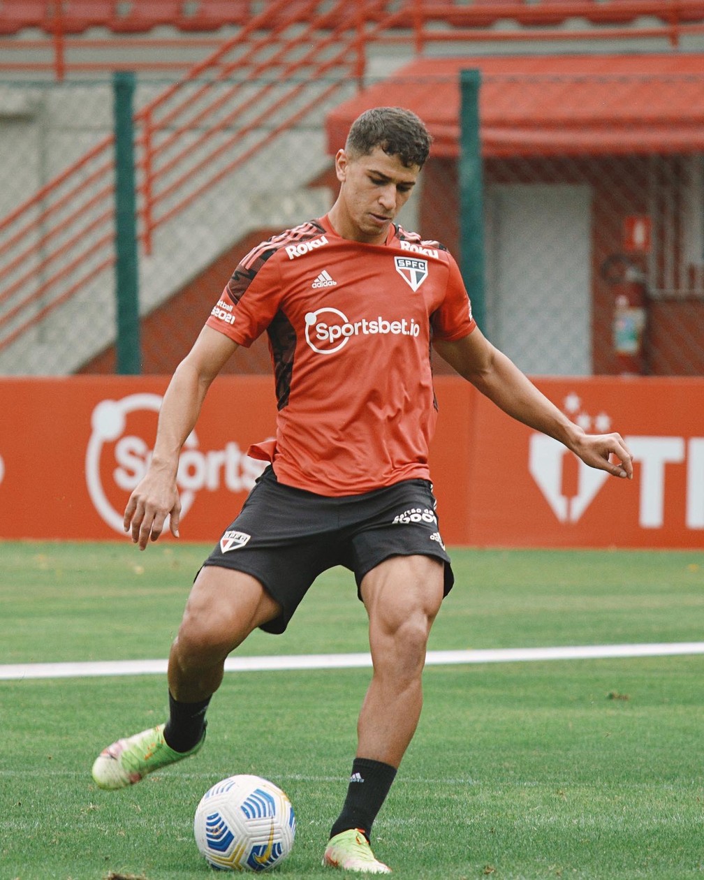 Vitor Bueno em treino do São Paulo — Foto: Erico Leonan / saopaulofc