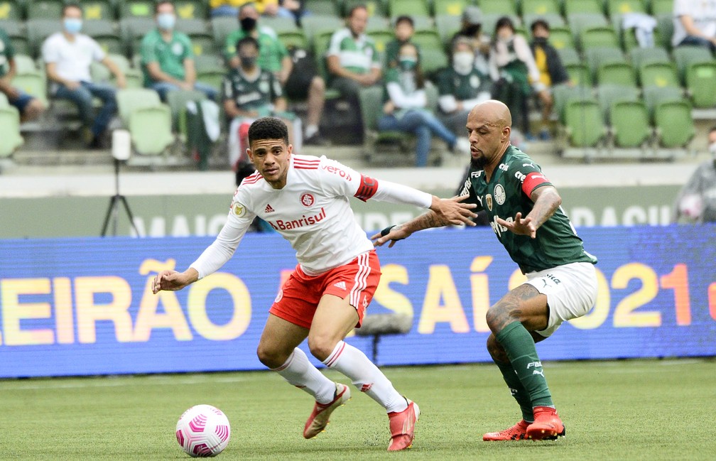 Taison e Felipe Melo disputam jogada em Palmeiras x Inter  Foto: Marcos Ribolli