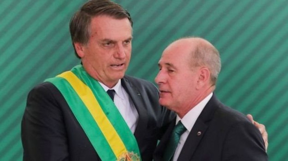Cerimônia de transmissão de cargo a Fernando Azevedo e Silva no Ministério da Defesa foi a única da qual Bolsonaro participou fora do Planalto — Foto: AFP