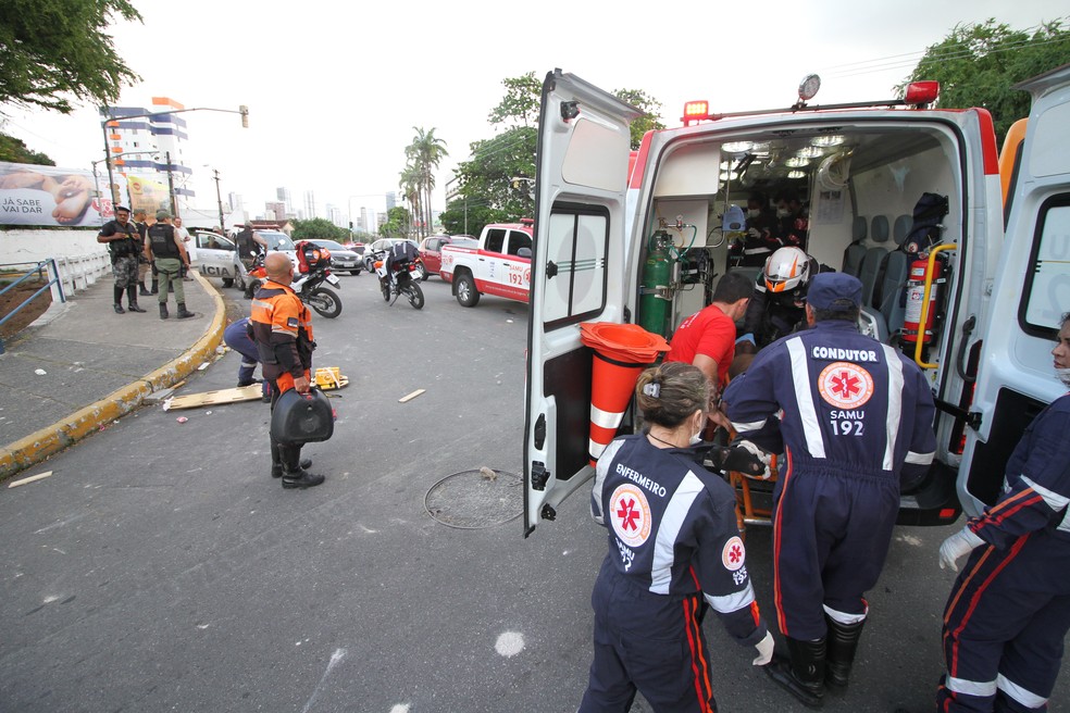 Serviço de Atendimento Móvel de Urgência faz atendimento médico após briga de torcedores na Zona Norte do Recife (Foto: Marlon Costa/Pernambuco Press)