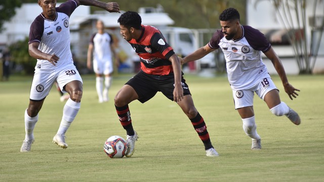 Soares marcou o gol do Vitória no primeiro tempo