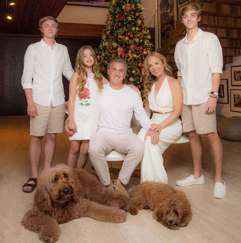 Luciano Huck e Angélica celebram Natal com retrato de família |  Celebridades | Vogue