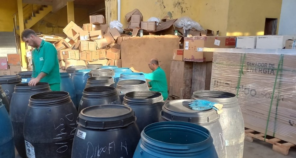 Quatro toneladas e meia de remédios guardados irregularmente são apreendidas na Bahia — Foto: Reprodução/TV Bahia