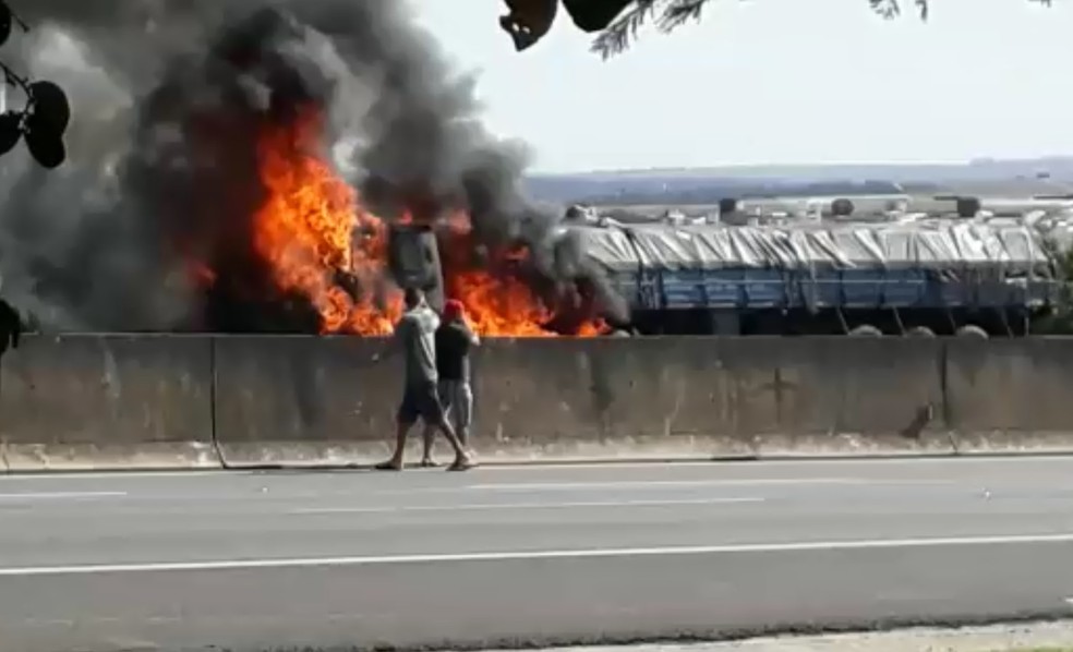 Caminh&atilde;o pegou fogo na Rodovia Anhanguera, em Americana &mdash; Foto: Glaucio Cezar Rossi 