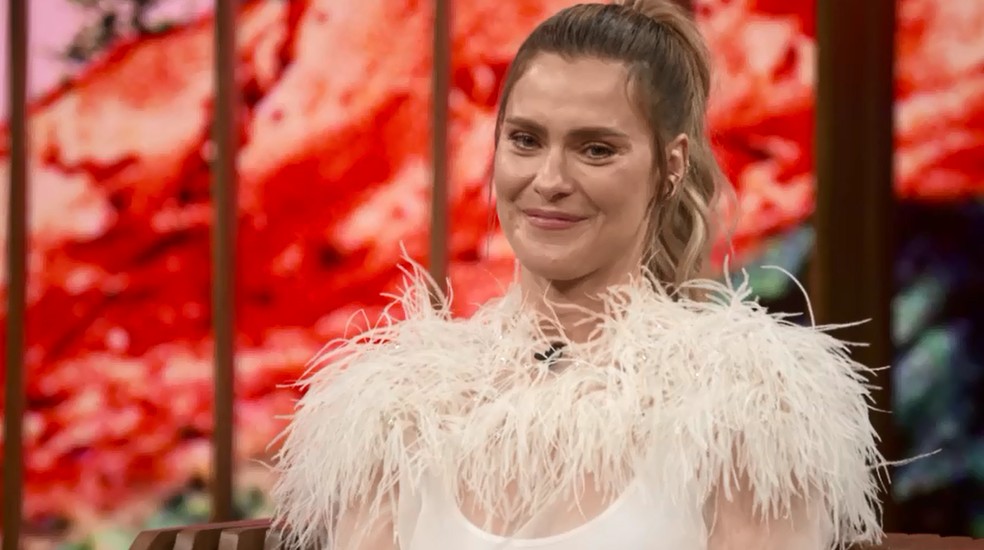 Carolina Dieckmann se emocionou ao rever os bastidores da cena em que raspou o cabelo em 'Laços de Família' — Foto: TV Globo