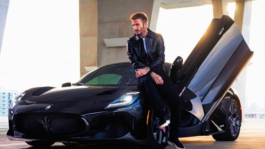 David Beckham personaliza seu Maserati MC20 e faz test-drive na sede da fabricante