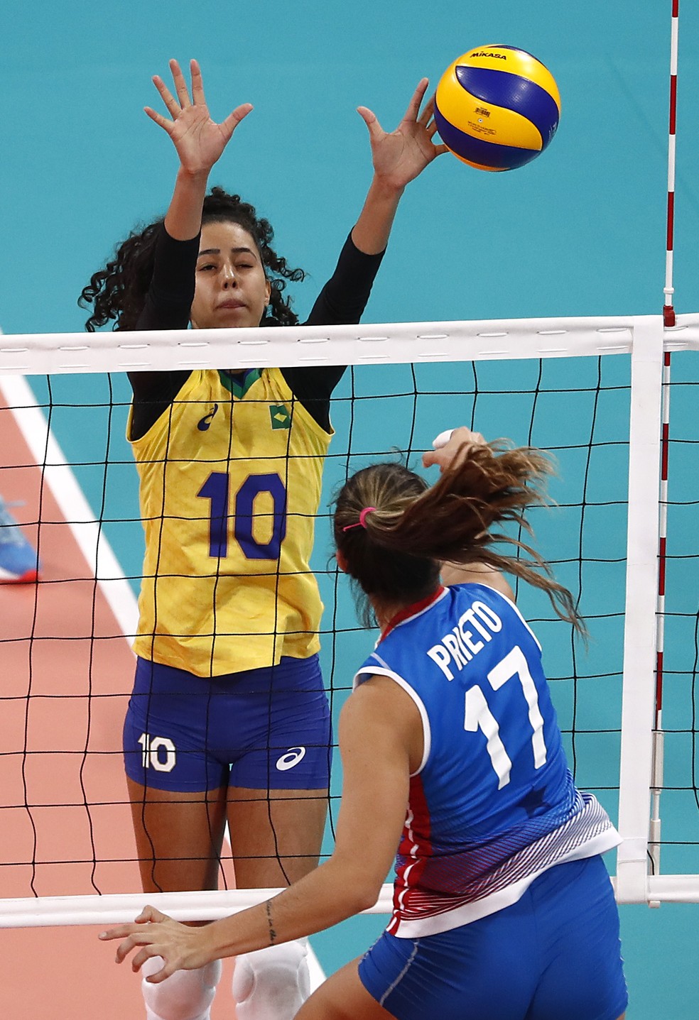 Maira tenta o bloqueio — Foto: reuters