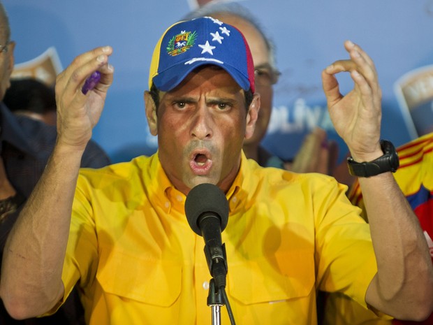 Opositor Henrique Capriles discursa após a divulgação dos resultados eleitorais deste domingo (14) (Foto: AFP PHOTO/RONALDO SCHEMIDT )
