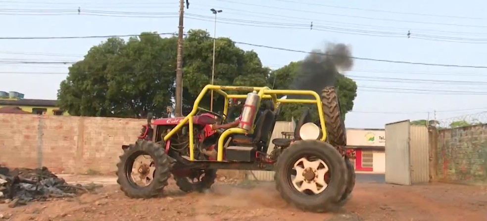 Carro foi construído com ajuda do pai de Mássimo, Marcos Henrique  — Foto: Reprodução/Rede Amazônica Acre