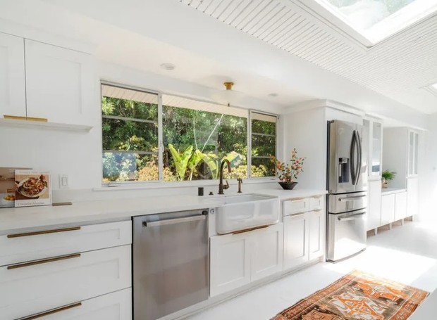 COZINHA | As escolhas para a cozinha acompanham a estética de toda casa, bastante clara (Foto: Reprodução / Neue Focus/Sotheby's International Realty)