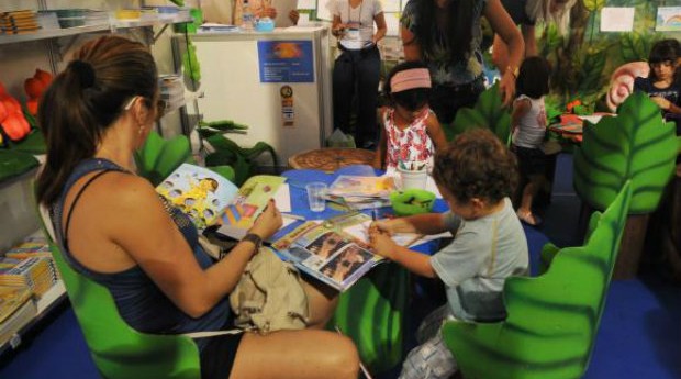 Os livros infantis têm papel fundamental na formação das crianças e ajudam inclusive no processo de alfabetização  (Foto: Reprodução/Agência Brasil)