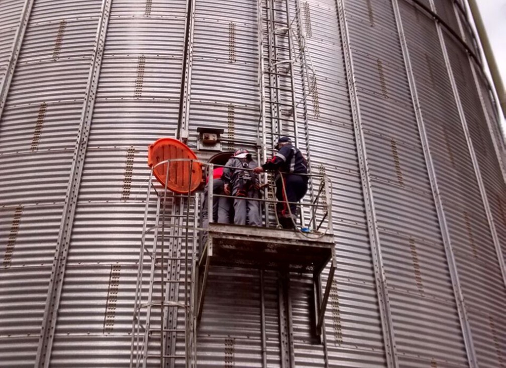 Resgate de trabalhadores em silo durou mais de 3 horas, afirmam bombeiros (Foto: Divulgação/Corpo de Bombeiros)