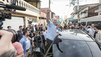 Ciro Gomes acena para apoiadores em Guaianases, na Zona Leste de São Paulo.  — Foto: Keiny Andrade/Divulgação