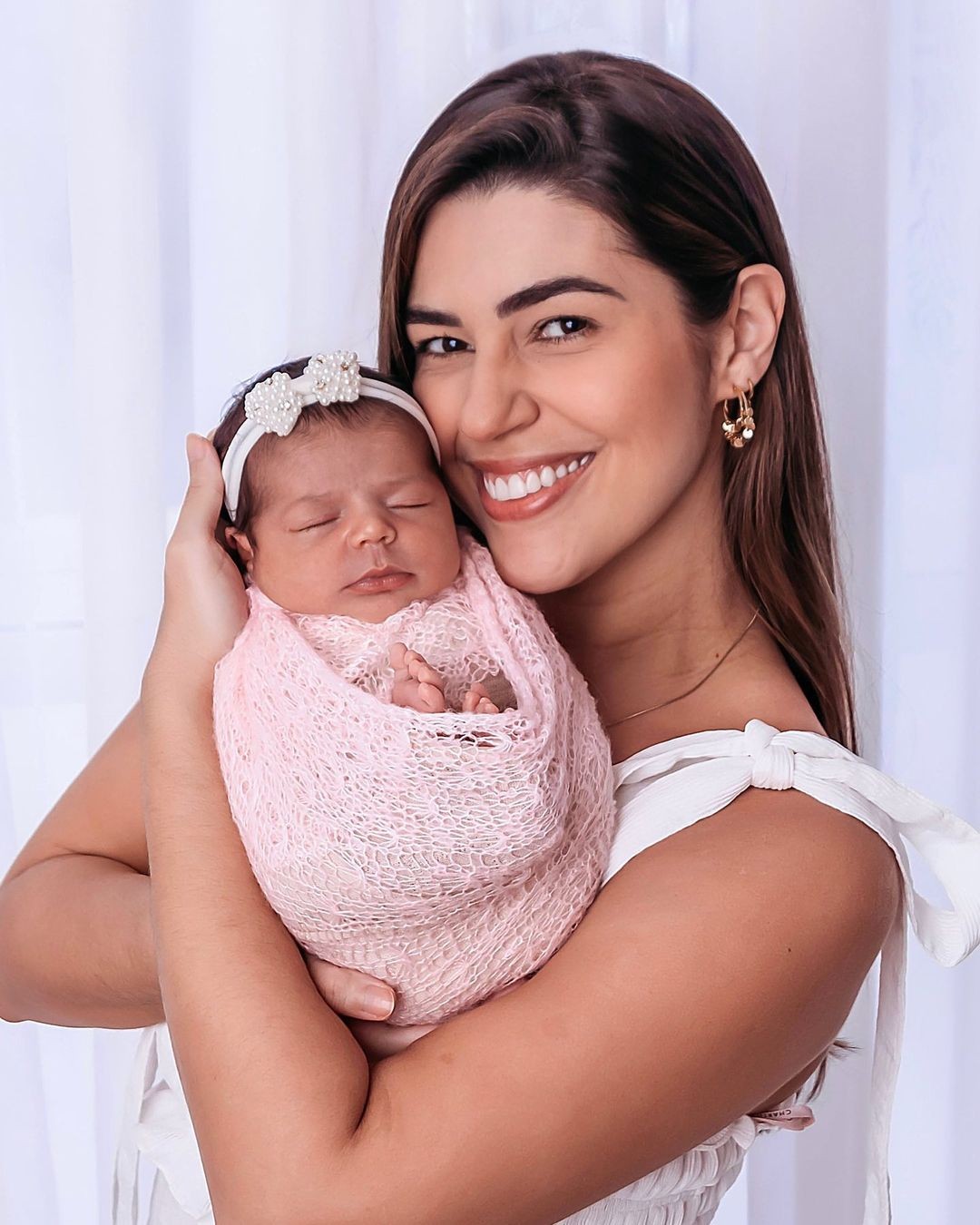Vivian Amorim e a filha Malu, de um mês de idade (Foto: Reprodução / Instagram)