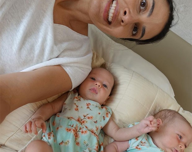 Sheilla Castro com as gêmeas Liz e Ninna (Foto: Reprodução/Instagram)