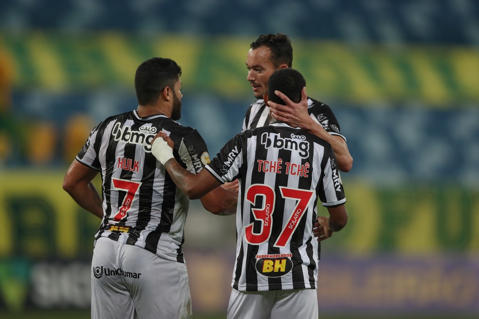 Hulk, Tchê Tchê e Réver comemoram gol do Atlético — Foto: Pedro Souza/Atlético-MG 