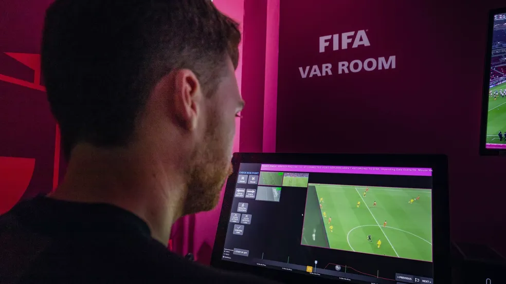 Imagens geradas pela tecnologia de impedimento semiautom&aacute;tico precisam ser checadas pela equipe do VAR &mdash; Foto: Divulga&ccedil;&atilde;o/FIFA