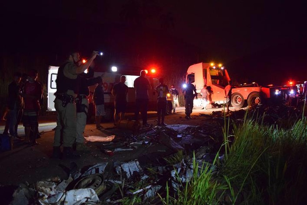 Cara de sucata ficou espalhada na pista após acidente na BR-116 em Muriaé — Foto: Corpo de Bombeiros/Divulgação